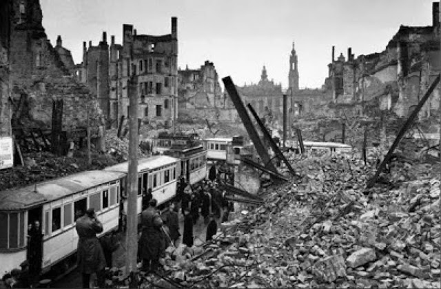 4 aprilie 1944 - Bombardamentul criminal si inutil al americanilor asupra Bucureștiului